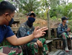 Anggota Satgas TMMD 110/ Kodim 1201 dengan Jiwa Korsa Warga Desa Tolok