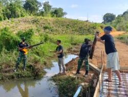 Pemindahan Material Bahan Bangunan Dilakukan Estafet