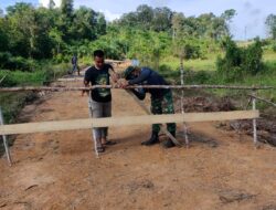 Anggota Satgas TMMD 110/ Kodim 1201, Pasang Portal Darurat di Jembatan Beton