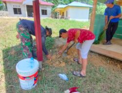 Peduli Lingkungan, Anggota Satgas TMMD 110/ Kodim 1201 Kerja Bakti Bersihkan Poskamling Kedua
