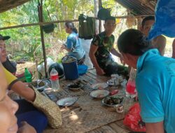 Bantu Panen Padi, Anggota Satgas TMMD Kodim 1201 Menerima Jamuan Warga