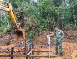Pasiter Satgas TMMD 110/ Kodim 1201 Beri Arahan ke Operator Excavator