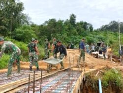 Anggota Satgas TMMD 110/ Kodim 1201 Estafet Bawa Adonan Semen
