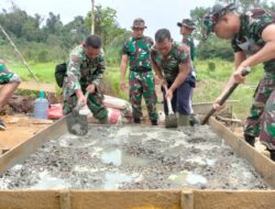 Anggota Satgas TMMD 110/ 1201 Aduk Semen Secara Bersama-sama
