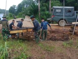 Gotong-royong Bawa Tempat Pengaduk Semen ke Jembatan Beton TMMD 110/ Kodim 1201