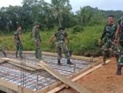 Anggota Satgas TMMD 110/ Kodim 1201: Gotong-Royong Buat Semua Jadi Ringan