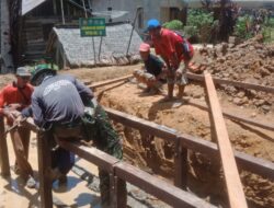 Anggota Satgas TMMD 110/ Kodim 1201 Lanjutkan Pembangunan Box Culvert Ketiga