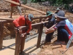 Anggota Satgas TMMD 110/ Kodim 1201 Mulai Pasang Tiang Balok Pondasi Box Culvert