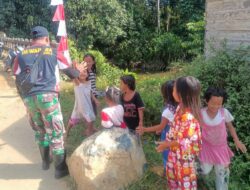 Anggota Satgas TMMD 110/ Kodim 1201 Biasakan Anak-anak Bersopan-Santun