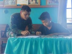 Anggota Satgas TMMD 110/ Kodim 1201 Bantu Pelajar SMP Belajar di Rumah