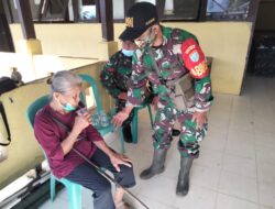 Personil Satgas TMMD 110/ Kodim 1201 Dampingi Lansia Berobat