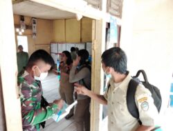 Anggota Satgas TMMD 110/ Kodim 1201 Bagikan Masker di Kantor Balai Desa Tolok