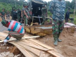 Satgas TMMD 110/ Kodim 1201 Libatkan Warga Buat Papan Mal untuk Cor Jembatan Beton