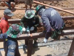Anggota Satgas TMMD 110/ Kodim 1201 Lubangi Tiang Pondasi Box Cluvert