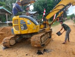 Anggota Satgas TMMD 110/ Kodim 1201, Memberikan Pelumas Pada Track Frame Ekskavator