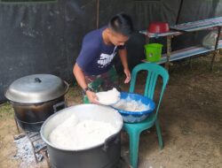 Anggota Satgas TMMD 110/ Kodim 1201 Memasak Nasi untuk Menunjang Kegiatan