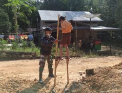 Satgas TMMD 110/ Kodim 1201 Ajari Pelajar Bermain Enggrang