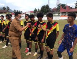 Wakil Bupati Tanah Datar Membuka Turnamen Sepak Bola Gumarang Cup 1
