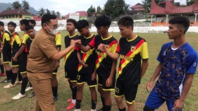 Wakil Bupati Tanah Datar Membuka Turnamen Sepak Bola Gumarang Cup 1
