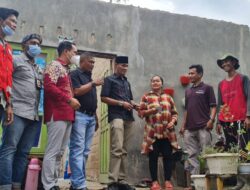 Anggota DPRD Bersama PMI Serahkan Bantuan Kepada Korban Angin Kencang di Kota Solok