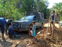 Anak-anak Tolok Antusias Perhatikan Satgas TMMD 110/ Kodim 1201 Perbaiki Mobil