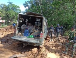 Amblas, Excavator Dorong Mobil Dinas Satgas TMMD 110/ Kodim 1201