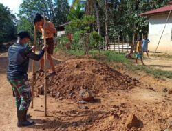 Anggota Satgas TMMD 110/ Kodim 1201 Bermain Egrang dengan Anak-anak Desa Tolok