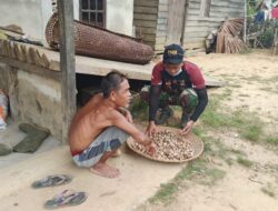 Kakek Alip, Berpenghasilan dari Jualan Buah Pinang di Lokasi TMMD 110/ Kodim 1201