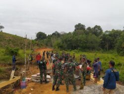 Anggota Satgas TMMD 110/ Kodim 1201 Lanjutkan Pengerjaan Jambatan Beton