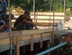 Anggota Satgas TMMD 110/ Kodim 1201 Bangun Pagar Jembatan Beton