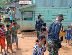 Kebersamaan Satgas TMMD 110/Kodim 1201 Dengan Anak-Anak Di Desa Tolok