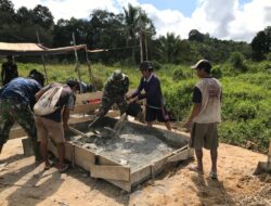 Satgas TMMD 110/Kodim 1201 Mengaduk Semen Untuk Pengecoran Jembatan