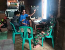 Komsos Anggota Satgas TMMD 110/Kodim 1201 Kunjungi Rumah Kadus Palah Desa Tolok