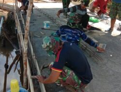 Anggota Satgas TMMD 110/ Kodim 1201 Terus Maksimalkan Pembuatan Jembatan Beton