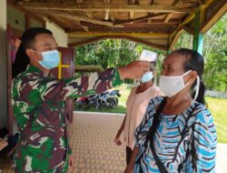 Terapkan Protokol Kesehatan di Gereja, Satgas TMMD 110/Kodim 1201 Cek Suhu Badan Umat