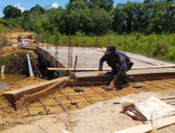 Tetap Cek Jembatan Saat Istirahat, Satgas TMMD 110/Kodim 1201 Manfaatkan Waktu Sebaik-baiknya