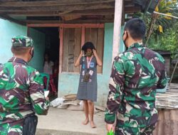 Terapkan Prokes, Anggota Satgas TMMD 110/Kodim 1201 Bagikan Masker ke Rumah Warga