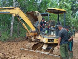 Anggota Satgas TMMD Isi Bahan Bakar Excavator Mini