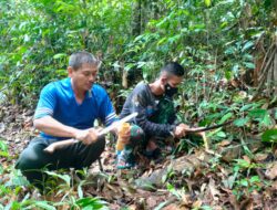 Anggota Satgas TMMD 110/Kodim 1201, Membuat Cangkir Menggunakan Bambu