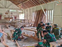Anggota Satgas TMMD 110/Kodim 1201, Karya Bakti Memperbaiki Kursi Gereja