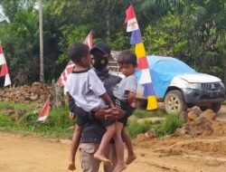 Anak-Anak Senang Saat Di Gendong Oleh Anggota Satgas TMMD 110/ Kodim 1201