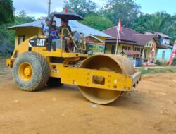 Anggota Satgas TMMD 110/Kodim 1201, Menaikkan Anak-anak ke Atas Alat Berat Stum
