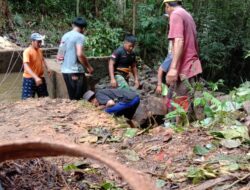 Demi Kelancaran Ari Bersih, Satgas TMMD 110/Kodim 1201 Bersama Warga Bersihkan Sampah Dibendungan