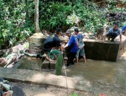 Renovasi Bendungan Air Bersih, Anggota Satgas TMMD Kodim 1201 Pasang Besi Kerangka