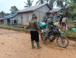 Kebersamaan Satgas TMMD 110/Kodim 1201 Dengan Warga Angkut Bahan Material Jembatan