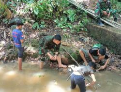 Sebagai Melepas Lelah, Anggota Satgas TMMD Kodim 1201 Cuci Buah Singkong Sambil Imbau Prokes