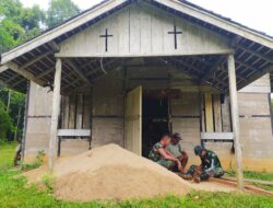 Demi Kenyamanan Umat Katolik Beribadah, Satgas TMMD 110 Perbaiki Tiang Gereja