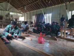 Satgas TMMD 110/Kodim 1201 Bersama Warga Membuat Kursi Untuk Umat Katolik Beribadah