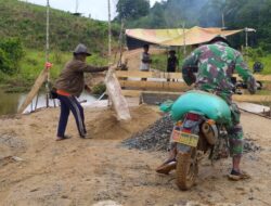 Aduk Semen Untuk Cor Tiang Jembatan, Satgas TMMD 110/Kodim 1201 Gotongroyong dengan Warga