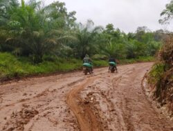 Jalan Licin Akibat Hujan, Satgas TMMD 110/Kodim 1201 Tetap Bawa Material Pasir Gunakan Motor